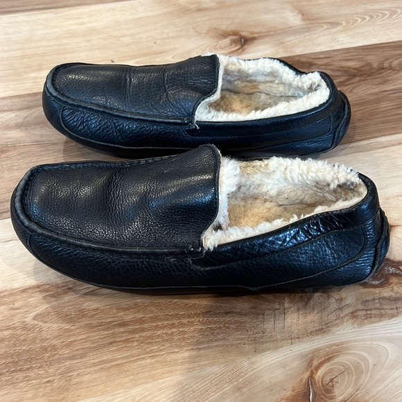 Ugg Ascot slipper great preloved condition. Us size 12 black leather - Picture 2 of 6